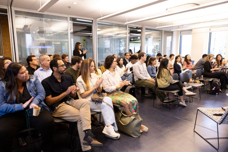 FL Convida, encontro promovido pela Fundação Lemann para reunir especialistas, educadores e lideranças públicas em torno de temas estratégicos para a educação brasileira, como o uso responsável da Inteligência Artificial na Educação Básica, inclusão digital, equidade e formação docente.